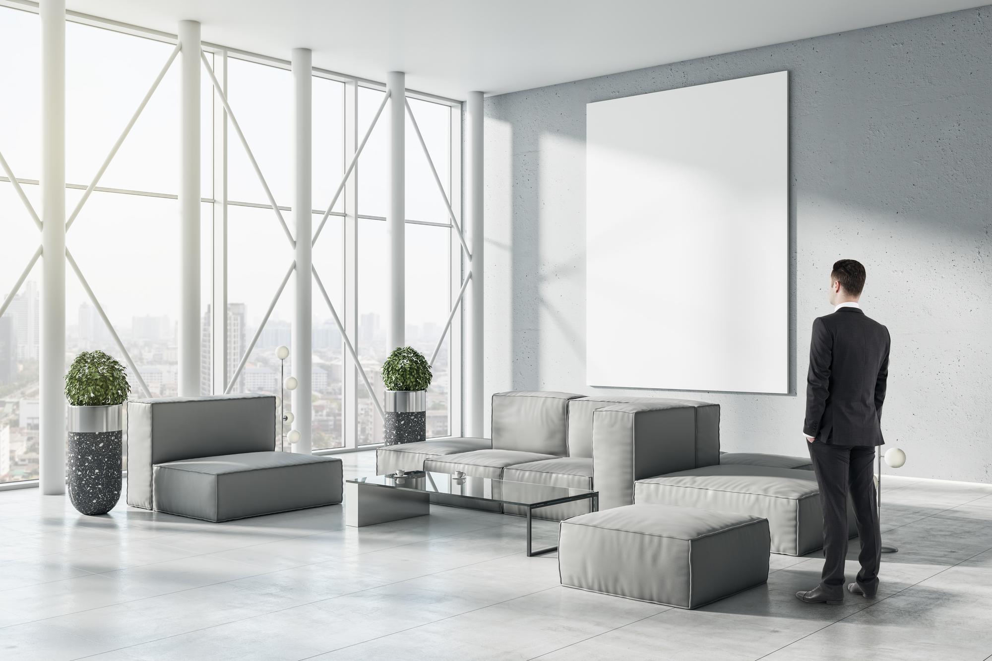 Agent imobiliar prezentând un apartament modern
